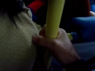 Чудова модель у стилі пін-ап їздить на інструменті порно відео нд Еріка своєю сракою