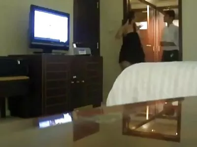 Грудаста блондинка розправляється для порно відео секс масивного члена