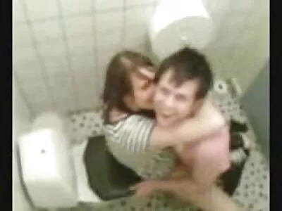 Збуджені блондинки відео секс онлайн Кенна, Кароліна і Ді розважаються на масажному столі