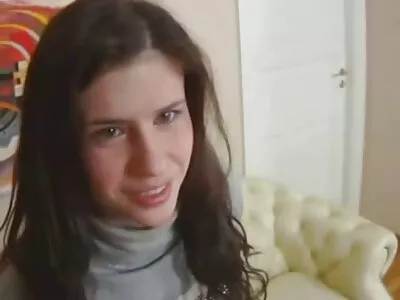Пристрасна брюнетка порно відео сайти потирає поголену кицьку