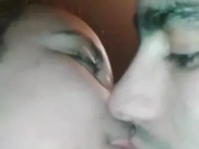 Жінка, порно відео домашне яка любить півня, глибоко заглотує, як божевільна