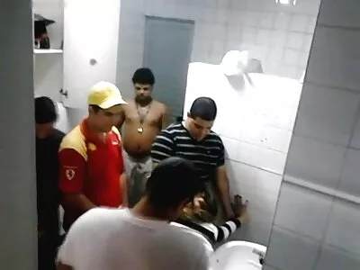 Пейтон порно знущання Преслі знищує свою кицьку після того, як дала голову