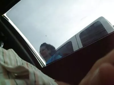 Гаряча покоївка-брюнетка чистить член свого господаря порно фото відео