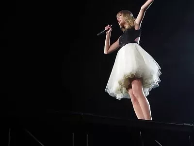 Класна жінка любить дивитися порно відео жорсткі члени